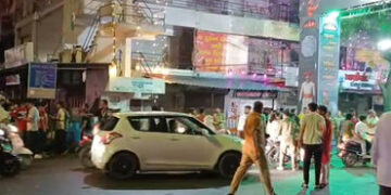 નવા નરોડામાં ગણેશ પંડાલમાં દીવાલ ધસી પડતા ત્રણ દબાયા, તાત્કાલિક હોસ્પિટલ ખસેડાયા | hree trapped as w…