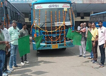 જામનગર એસ.ટી વિભાગના ધ્રોલ ડેપો 7 નવી એસટી બસની ફાળવણી : ઝંડી બતાવી પ્રસ્થાન કરાવાઈ | Jamnagar ST De…