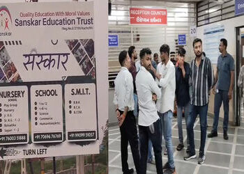 VIDEO: ભુજમાં વિદ્યાર્થિની અને યુવક પર છરીથી હુમલો, સંસ્કાર કોલેજના ગેટ બહાર બની ઘટના | Attack on Sa…