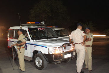 કારેલીબાગ પોલીસ સ્ટેશન પાસે કચરામાં કોઇ ગણેશજીની ખંડિત મૂર્તિઓ મૂકી જતાં ધાર્મિક લાગણીને ઠેસ | Relig…