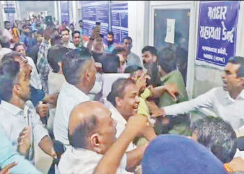 બાલાસિનોર બેઠક પર ફોર્મ ભરવા આવેલા ભાજપ અને અપક્ષના કાર્યકરો વચ્ચે ઝપાઝપી | Clashes between BJP and …