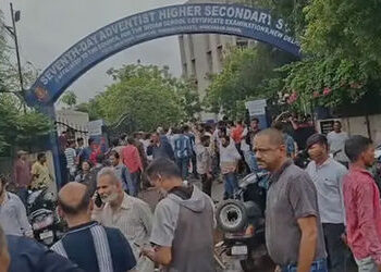 DEOને જવાબ આપવા સેવન્થ ડે સ્કૂલના સંચાલક ન આવ્યા, પટાવાળાને મોકલ્યો, 160 વિદ્યાર્થીએ નામ રદ કરાવ્યાં…