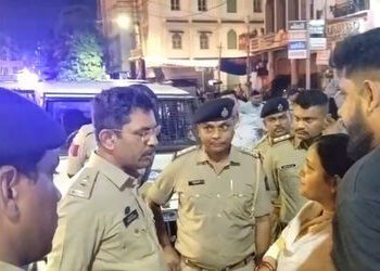 હોર્ન વગાડી અપશબ્દો કહેતા કાર ચાલકને ટોકતા બાઈક ચાલકને ફટકાર્યો , ત્રણની ધરપકડ | A motorcyclist was …