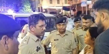 હોર્ન વગાડી અપશબ્દો કહેતા કાર ચાલકને ટોકતા બાઈક ચાલકને ફટકાર્યો , ત્રણની ધરપકડ | A motorcyclist was …