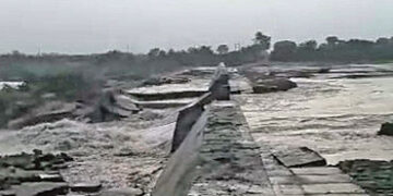 હળવદના ચાડધ્રા ગામે બ્રાહ્મણી નદી પર બનેલો ચેકડેમ તુટયા | Check dam built on Brahmani river in Chadd…