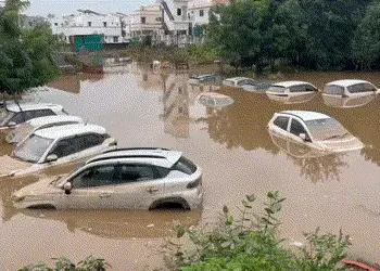 હિંમતનગરમાં ધોધમાર વરસાદથી જળબંબાકાર, 13 જેટલી કાર તણાઇ, પોશ વિસ્તારોમાં ઘૂસ્યા પાણી | himmatnagar h…