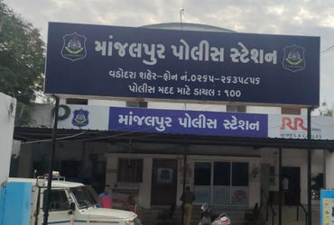 મોપેડ સવાર મહિલાના કાનમાંથી સોનાની બુટ્ટી આંચકીને બાઈક સવાર ફરાર | Biker flees after snatching gold …