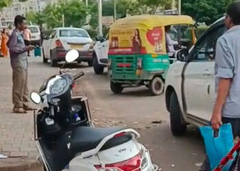 અમિતનગર સર્કલ પાસે ખાનગી વાહનોનો ફરી કબજોઃમુસાફરો બેસાડતાે કાર ચાલક PI ને ટક્કર મારી ફરાર | Private …