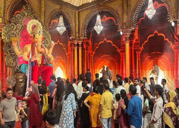 સુરત: લાલ બાગના રાજાને પહેરાવેલા વસ્ત્રો કૈલાસનગર ગણેશ મંડપમાં શ્રીજી સાથે દર્શનમાં મુકવામાં આવ્યા |…