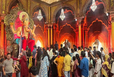 સુરત: લાલ બાગના રાજાને પહેરાવેલા વસ્ત્રો કૈલાસનગર ગણેશ મંડપમાં શ્રીજી સાથે દર્શનમાં મુકવામાં આવ્યા |…