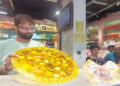 સુરતમાં મીઠાઈના વેપારીએ બનાવ્યો અનોખો છપ્પન ભોગ: થાળ ધરાવ્યા બાદ થાળીની મોટી આરતી તરીકે ઉપયોગ | Gane…