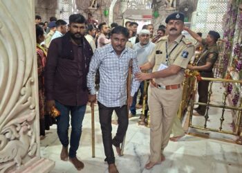 મહા મેળામાં પોલીસ જવાનો – “Not Force but Facilitation” ના મંત્ર સાથે પદયાત્રીઓની સેવામાં જોડાયા