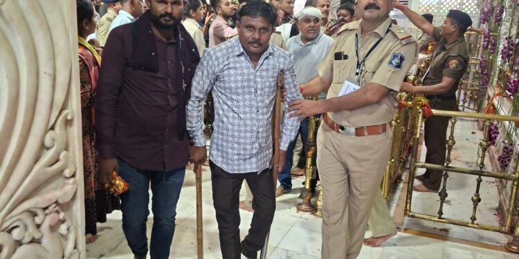 મહા મેળામાં પોલીસ જવાનો – “Not Force but Facilitation” ના મંત્ર સાથે પદયાત્રીઓની સેવામાં જોડાયા