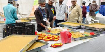 અંબાજી ખાતે ભાદરવી પૂનમના મેળામાં મોહનથાળ પ્રસાદનું અવિરત વિતરણ