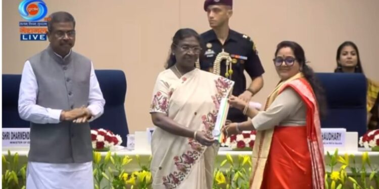 ભાવનગર ના મહિલા શિક્ષક શ્રી ધારાબેન શુક્લા ને દિલ્હી ખાતે રાષ્ટપતિ જી દ્વારા બેસ્ટ શિક્ષક નો એવોર્ડ …