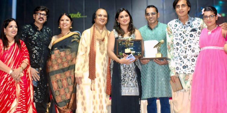 मुंबई में सम्पन्न हुए ग़ज़ल कॉन्टेस्ट में ओसडन ग़ज़ल किंग और सुप्रिया बनी ग़ज़ल क्वीन।