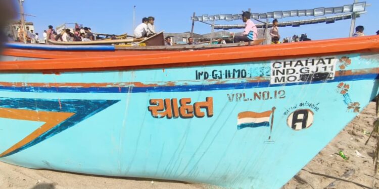 માંગરોળના બારાબંદર દરિયા પટ્ટી પર ગઈકાલે બે બિનવારસી નાની હોડીઓ (હોળી)માંથી વિદેશી દારૂ ભરેલો મોટો જ…