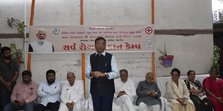 કેન્દ્રીય મંત્રી શ્રી મનસુખભાઈ માંડવીયાએ સુભાષનગર વિસ્તારમાં યોજાયેલ સર્વ રોગ નિદાન કેમ્પની મુલાકાત …