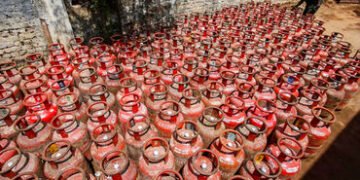કોમર્શિયલ LPG સિલિન્ડરના ભાવમાં 51 રૂપિયાનો ઘટાડો, જાણો દિલ્હીથી મુંબઈ સુધીના લેટેસ્ટ રેટ | Commerci…
