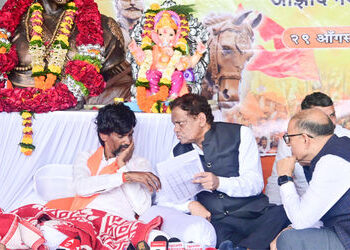 ‘માંગ નહીં સ્વીકારો તો 5 કરોડ મરાઠા મુંબઈ આવશે’, મહારાષ્ટ્રના CMને જરાંગેનું અલ્ટિમેટમ | /manoj jara…