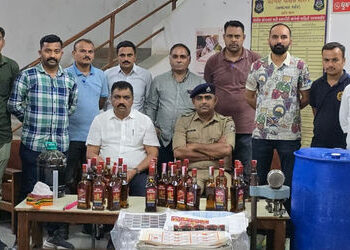 ફતેવાડી વિસ્તારમાં પોલીસે નકલી વિદેશી દારૂ તૈયાર કરતી ફેક્ટરી પકડી | sarkhej police break duplicate …