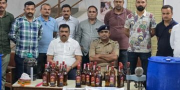 ફતેવાડી વિસ્તારમાં પોલીસે નકલી વિદેશી દારૂ તૈયાર કરતી ફેક્ટરી પકડી | sarkhej police break duplicate …