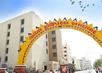 અમદાવાદની સિવિલ હોસ્પિટલમાં ICUમાં 3-4 દિવસનું વેઈટિંગ, સુવિધાના અભાવે દર્દીઓ હેરાન થતાં હોવાની ફરિય…