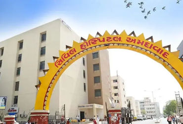 અમદાવાદની સિવિલ હોસ્પિટલમાં ICUમાં 3-4 દિવસનું વેઈટિંગ, સુવિધાના અભાવે દર્દીઓ હેરાન થતાં હોવાની ફરિય…