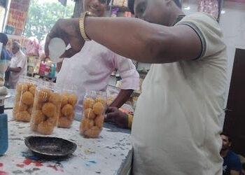 વડોદરા કોર્પોરેશન દ્વારા મીઠાઈ, ફરસાણ, ખાદ્ય તેલ વગેરેનું ચેકિંગ, 69 સ્થળે તપાસ કરી ખાદ્ય પદાર્થોના …