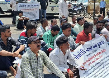 જીએસએફસીના કર્મચારીઓનું આંદોલન જારી : પોલીસનો જાપ્તો | GSFC employees’ protest continues: Police det…