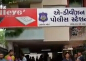 ‘અમારી દીકરીઓને ચોરીના ખોટા આરોપમાં મોરબી પોલીસે માર માર્યો’, ત્રણ સગીરાના પરિવારજનોનો આક્ષેપ | mino…