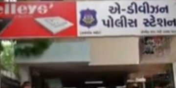 ‘અમારી દીકરીઓને ચોરીના ખોટા આરોપમાં મોરબી પોલીસે માર માર્યો’, ત્રણ સગીરાના પરિવારજનોનો આક્ષેપ | mino…