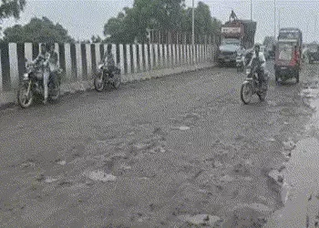 પંચમહાલમાં ભ્રષ્ટાચારની ખૂલી પોલ! પહેલા જ વરસાદમાં ધોવાઇ ગયો નવો નક્કોર રેલવે ઓવર બ્રિજ | panchmahal…