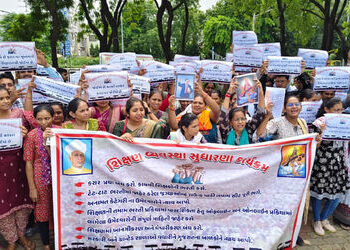 શિક્ષક દિને શિક્ષકોનું આંદોલન: ખાલી બેઠકો ભરવા સહિતની માગ સાથે ગાંધીનગર સત્યાગ્રહ છાવણી ખાતે વિરોધ પ…