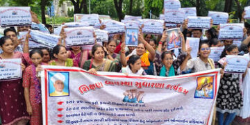 શિક્ષક દિને શિક્ષકોનું આંદોલન: ખાલી બેઠકો ભરવા સહિતની માગ સાથે ગાંધીનગર સત્યાગ્રહ છાવણી ખાતે વિરોધ પ…