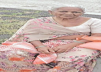 ચોટીલા જતાં પદયાત્રીઓને કારે અડફેટે લેતાં કલોલના કોઠા ગામની વૃદ્ધાનું મોત | An old woman from Kotha …