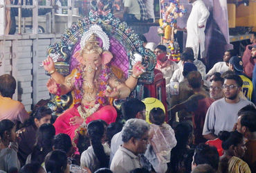 પાણીગેટ માંડવી રોડ પરથી સવારીઓ સાંજ પહેલા જ પસાર કરાવી દેવાઇ | prossesion were allowed to pass throu…