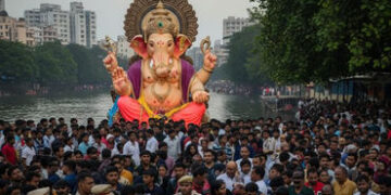 મુંબઈમાં ગણપતિ વિસર્જન દરમિયાન મોટી દુર્ઘટના, વીજતારના સંપર્કમાં આવતા એકનું મોત, 5 ઈજાગ્રસ્ત | Elect…