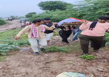 જોરાવરનગરમાં રાવળદેવ સમાજના સ્મશાનના મુખ્ય માર્ગ પર કિચડથી નનામી પડવાનો ભય | Fear of mudslides on th…