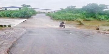 મહીસાથી અનારા રોડ પર પાણી ફરી વળતા 5 ગામોને હાલાકી | 5 villages affected by flooding on Mahisa Anara…