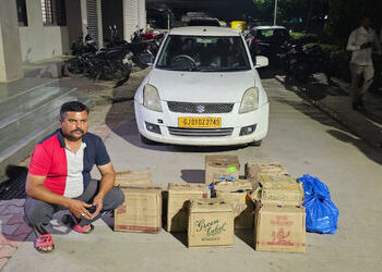 ચાંદખેડામાં મકાન અને કારમાં છુપાવેલા દારૂ સાથે બુટલેગર ઝડપાયો | chandkheda police nabbed bootleger w…