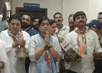 ‘સત્તાના નશામાં સૂતેલા મેયરને જગાડવા આવ્યા છીએ’: જામનગરમાં કોંગ્રેસનો ઢોલ-નગારા સાથે લોકસમસ્યાના મુદ…