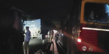 બેકાબુ કાર ટ્રકની પાછળ ઘૂસી જતા ટ્રકની તાડપત્રી બાંધી રહેલ ડ્રાઇવરનું મોત , કાર ચાલક સહિત બે ઘાયલ | …