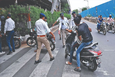 આંતરિક રોડ રસ્તા કમર તોડી નાખે તેવા છે ત્યારે વડોદરાના લોકોને શહેરમાં હેલ્મેટથી બચાવવા સરકારમાં રજૂઆ…