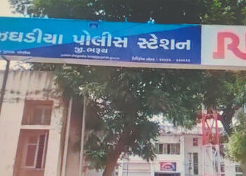 ભરૂચમાં ઝઘડિયાના મુલાદ ગામ પાસેથી ગૌરક્ષકોએ ક્રૂરતાપૂર્વક બાંધેલ 29 પશુઓ ભરેલો આયશર ટેમ્પો ઝડપી પાડ્…