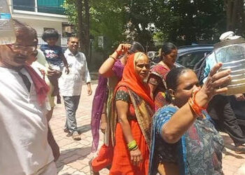 ન્યુ વીઆઈપી રોડ પર સંતોષી નગરમાં ઉભરાતી ગટરો અને દૂષિત પાણી મુદ્દે રહીશોનો મોરચો : દેખાવો કરી મચાવ્ય…