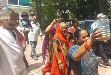 ન્યુ વીઆઈપી રોડ પર સંતોષી નગરમાં ઉભરાતી ગટરો અને દૂષિત પાણી મુદ્દે રહીશોનો મોરચો : દેખાવો કરી મચાવ્ય…