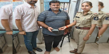 જામનગર પોલીસ કર્મચારીની પ્રમાણિકતા : ચાંદીના સિક્કા અને રોકડ સાથેનું પાકીટ તેના મૂળ માલિકને શોધીને પ…