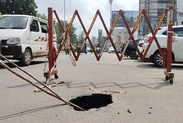 શહેરમાં અલગ અલગ ચાર સ્થળોએ મુખ્ય માર્ગ પર ભૂવા પડતા વાહનચાલકો પરેશાન | Motorists are troubled by the…