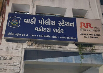 વડોદરામાં સ્ક્રેપના વેપારીને પોલીસ અને પ્રેસની ધમકી આપી 1.10 લાખ પડાવી લીધા | Scrap dealer in Vadoda…